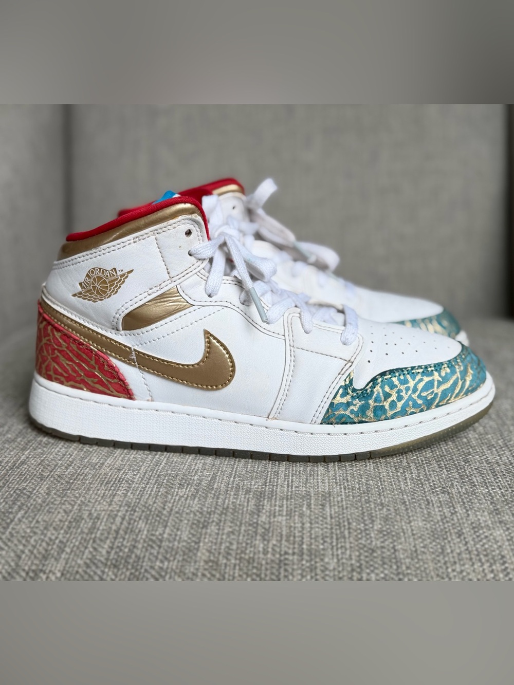 Nike Air Jordan 1 Mid "Sneaker School" GS 
“UNC to Chi” | Kids 7Y / Women’s 8.5
